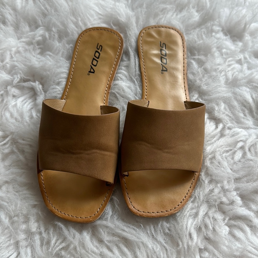 Soda flat slide sandal camel color